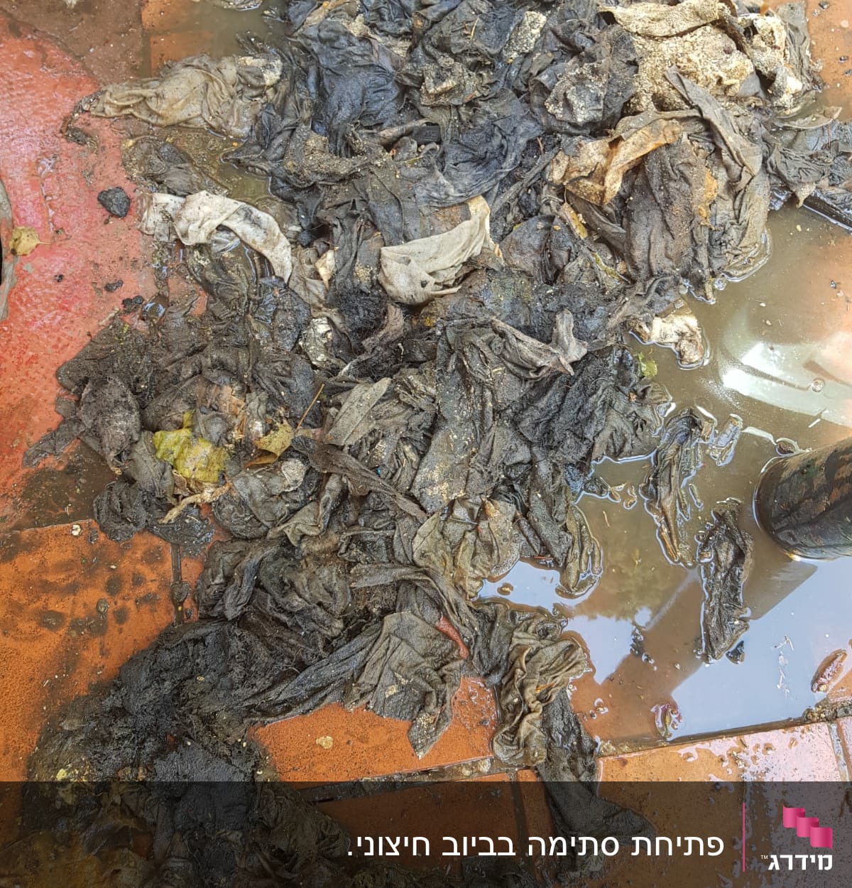 ערימת סמרטוטים רטובים ומלוכלכים על רצפה רטובה